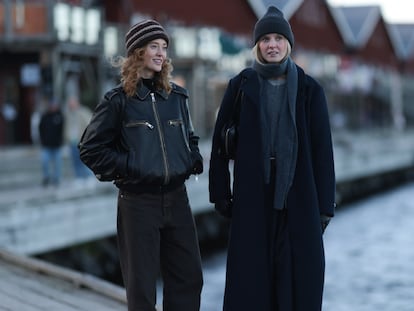 En los países nórdicos saben bien lo que es vestir con prendas térmicas. En la imagen las modelos Mathilde Roien y Birta Hlin en Copenhague. GETTY IMAGES.