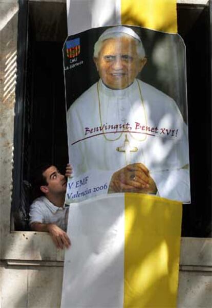 Un cartel da la bienvenida a España al Papa.
