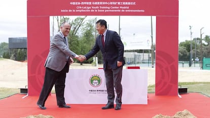 Javier Tebas, presidente de LaLiga (izquierda) y su homólogo de la Asociación China de Fútbol, Du Zhaocai, en el acto de inicio de la ampliación de la base de entrenamiento en Madrid.