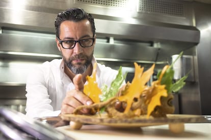 El cocinero Quique Dacosta, en el restaurante que lleva su nombre en Denia (Alicante).