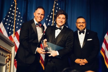 Javier Milei recibe la noche del jueves un premio durante la Gala de los Patriotas Americanos, un evento privado de corte trumpista.