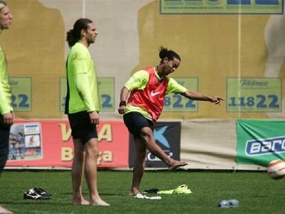 Maxi, Motta y Ronaldinho,  descalzos, en el entrenamiento de ayer.