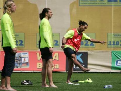 Maxi, Motta y Ronaldinho,  descalzos, en el entrenamiento de ayer.