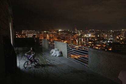 Só os andares superiores têm grandes sacadas. Na imagem, uma criança monta em bicicleta em uma sacada da 'Torre de David'.