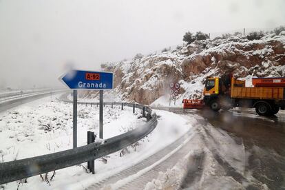 El trafico ha sido reabierto en ambos sentidos en el Puerto de la Mora, en Granada, después de haber sido cortada la circulación a primeras horas de la mañana por nieve.