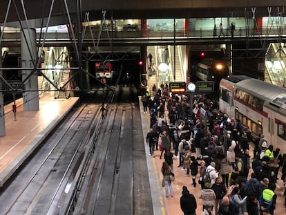 La vía 6 de Atocha, atestada el martes por la tarde de viajeros tras el accidente en la vía 5.