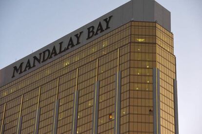 Vista de las dos ventanas rotas desde las que dispar&oacute; Paddock en el hotel