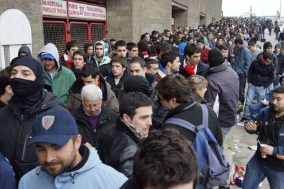 Largas colas de aficionados rojiblancos abarrotaban esta mañana las inmediaciones de San Mamés