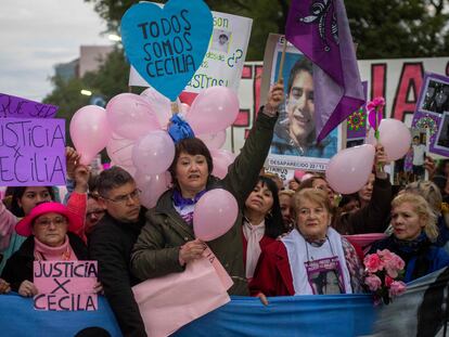 Gloria Romero encabeza una manifestación en Resistencia para exigir justicia por el supuesto feminicidio de su hija, Cecilia Strzyzowski, desaparecida desde el 2 de junio.