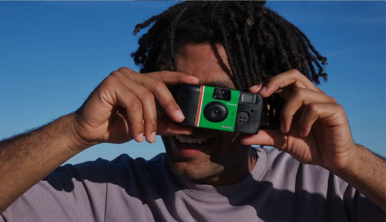 FujiFilm lanza una cámara de usar y tirar que será tu mejor compañera en verano