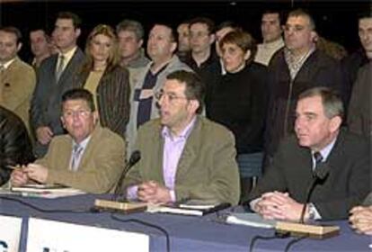 El presidente de la AUGC, Fernando Carrillo, lee el <i>Manifiesto por los Derechos de los Guardias Civiles</i>.