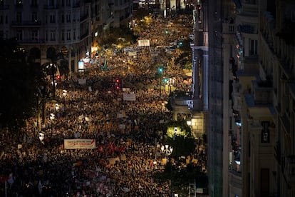 Miles de personas se manifiestan en el centro de Valencia para reclamar la dimisión del presidente de la Generalitat valenciana, Carlos Mazón. 


