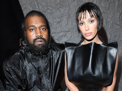 Kanye West y Bianca Censori, en el desfile de Marni en Milán el 23 de febrero de 2024.