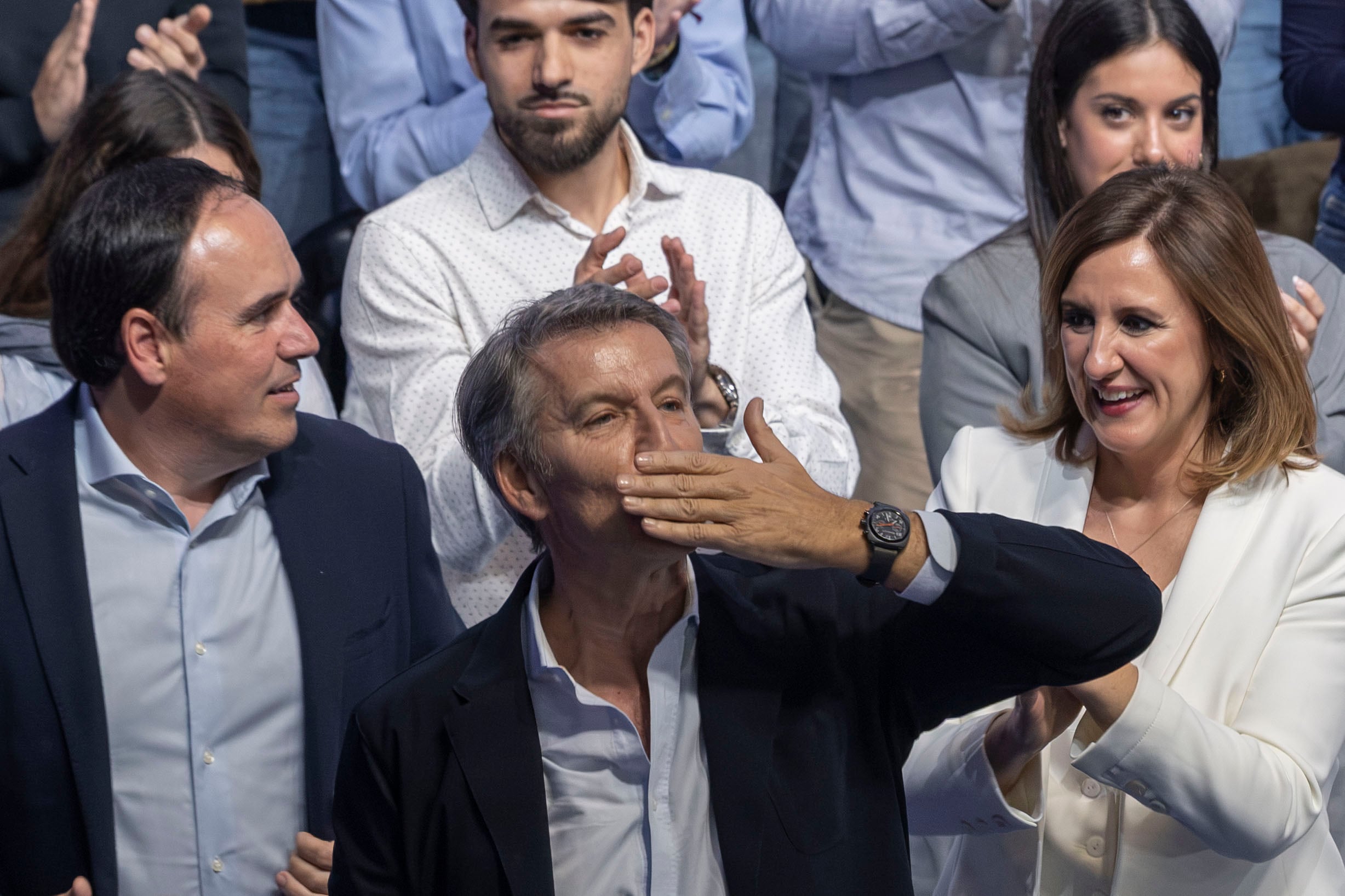 El presidente del PP, Alberto Núñez Feijóo, flanqueado por el President de la Generalitat Juanfran Pérez Llorcam y la alcadesa de Valencia, María José Catalá, saluda durante la clausura del mitin en el Palau de les Arts.