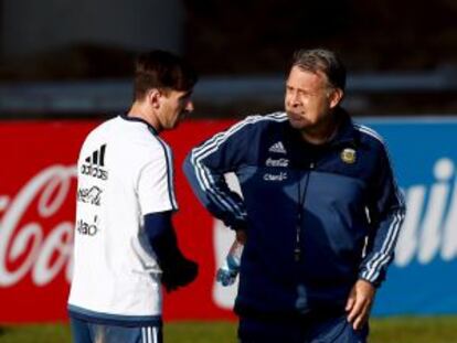 Martino xerra amb Messi durant un entrenament amb l'Argentina al juny.