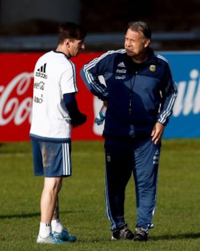 Martino xerra amb Messi durant un entrenament amb l'Argentina al juny.