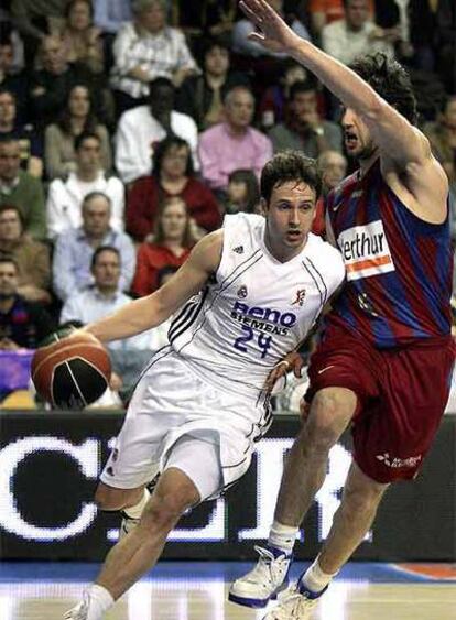 Raúl López conduce el balón ante Basile.