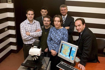 Los especialistas de la microempresa española Sensofar posan ante el medidor de superficies premiado.