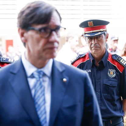 GRAFCAT7244 Sabadell (BARCELONA).- El Mayor de los Mossos d'Esquadra, Josep Lluis Trapero (d), acompañado por el comisario jefe del cuerpo, Eduard Sallent (i), durante la visita este mediodía del presidente de la Generalitat, Salvador Illa (c) y de la consellera de Interior, Núria Parlon, a la sede central de los Mossos d'Esquadra. EFE/Quique Garcia