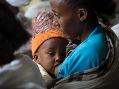 Una mujer amamantando a su hijo en Etiopía.
 