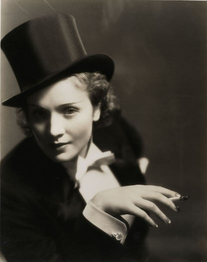 Marlene Dietrich en la pelicula Marruecos. Debut en Hollywood junto con su pigmalión, director y amante Josef von Sternberg. La imagen de la actriz vistiendo un esmoquin masculino en la película la proyecta como icono transgresor. 