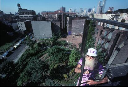 Vestido con ropa violeta, teñida con la técnica 'tie-dye' en un inconfundible estilo 'hippie', era habitual encontrarse con Adam Purple recogiendo los excrementos de los caballos de Central Park para crear su sustrato casero. | 