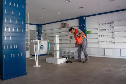 Las calles están vacías y los locales comerciales, cerrados a cal y canto. Muchos de ellos con montículos de ceniza proveniente de la erupción. Esta farmacia, visitada por Pedro Hernández de Involcan, fue reformada pocos meses antes de la erupción.