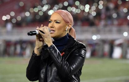 Kaya Jones, cantanto el himno nacional de EE UU antes de un partido el pasado 7 de octubre.