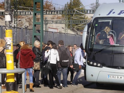 Usuaris de Renfe pugen a un bus que cobreix el tram de la R11.