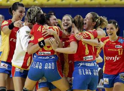 Las jugadores del equipo nacional de balonmano celebran su pase a la final