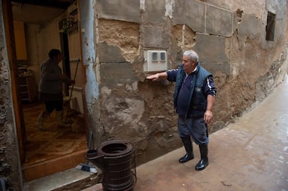 Un hombre señala la altura máxima que alcanzó el agua en la localidad navarra de Tudela, este lunes.