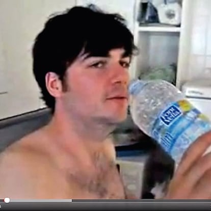 'Contigo no, bicho'. Es uno de los vídeos de YouTube más famosos realizados en España. El despechado 'Contigo no, bicho', con seis millones de visitas, convirtió en 2008 a Carlos, un estudiante de arquitectura, en 'celebrity'.
