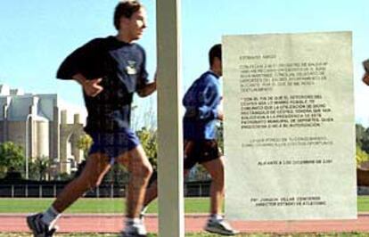 Atletas entrenando en el estadio municipal Monte Tossal de Alicante ante el escrito remitido por el concejal de Deportes.