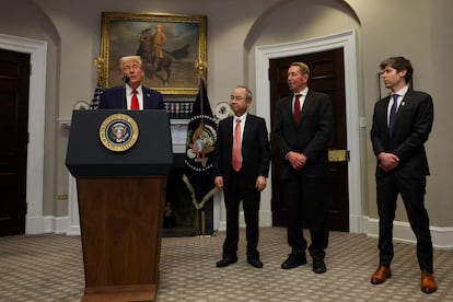 De izquierda a derecha, el presidente de Estados Unidos, Donald Trump; el consejero delegado de SoftBank, Masayoshi Son; el cofundador de Oracle, Larry Ellison, y el consejero delegado de OpenAI, Sam Altman, en la sala Roosevelt de la Casa Blanca.