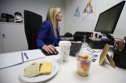 <b>15.45h.</b> Durante el almuerzo, Cifuentes apenas levanta la vista del ordenador. En poco más de una hora la esperan en un hospital para una visita privada. Después, irá directa a un mitin en Las Rozas. "De niña me imaginaba de cualquier cosa, menos de política. Quería ser pintora", relata.