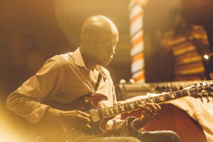 Ousmane Kouyaté, el guitarrista de Les Ambassadeurs.