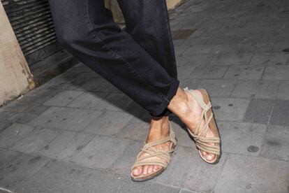 Xavier Jaurena (30 años), viestiendo unas sandalias con cuerdas del Pull & Bear. En Chueca, Madrid.
