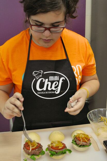 Es evidente que la cocina ya no es solo una afición para adultos. Cada vez son más los peques que disfrutan a tope de ejercer de chefs. Si el tuyo es uno de ellos y vives en Sevilla, tienes la oportunidad de apuntarles a los cursos MiniCHEF, que organiza la empresa GDS en colaboración con la Escuela de Hostelería de Sevilla. Durante una semana, los cocinillas aprenderán a elaborar complejas recetas con ayuda de monitores expertos. Además, recibirán 'master class' de profesionales de renombre; habrá competición por equipos y se descubrirá la cocina internacional. Los campamentos tienen lugar en las instalaciones (2000 metros cuadrados) de la Escuela Superior de Hostelería de Sevilla.