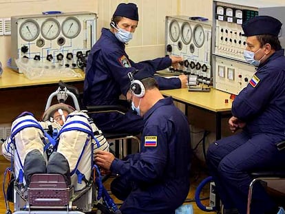El turista espacial Richard Garriott, durante las preparaciones del lanzamiento de la nave <i>Soyuz</i> desde el cosmódromo de Baikonur, en Kazajstán.