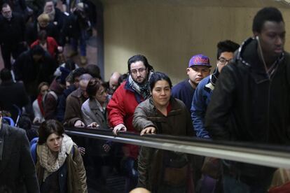 Los pasajeros finalizaban su recorrido en Sant Andreu Arenal y desde allí han tenido que buscar un medio alternativo para continuar el viaje.