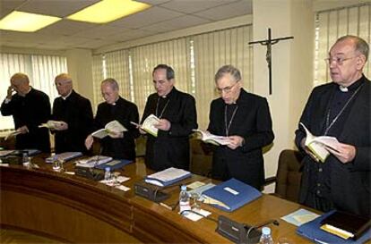 El cardenal Rouco (en el centro), el arzobispo Sebastián (derecha) y el obispo Asenjo, el martes en la CEE.