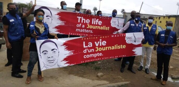 Varios reporteros convocados por el Sindicato Nacional de Periodistas de Camerún (SNJC) protestaban en junio de 2020 en Bonanjo por la muerte de Samuel Wazizi, en una imagen publicada en las redes sociales de la organización.