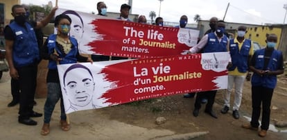 Varios reporteros convocados por el Sindicato Nacional de Periodistas de Camern (SNJC) protestaban en junio de 2020 en Bonanjo por la muerte de Samuel Wazizi, en una imagen publicada en las redes sociales de la organizacin.