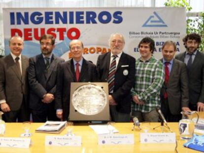 Organizadores y patrocinadores de la regata Ingenieros-Deusto posan este martes con el trofeo que acreditará al vencedor. 