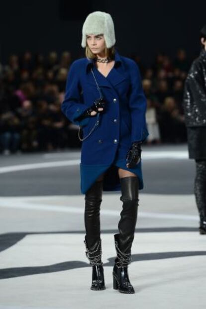 La modelo Cara Delevingne con un diseño de Chanel.