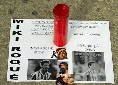 Un pequeño altar colocado por un bético de entre el millar de aficionados que se han dado cita esta tarde delante del estadio Benito Villamarín.