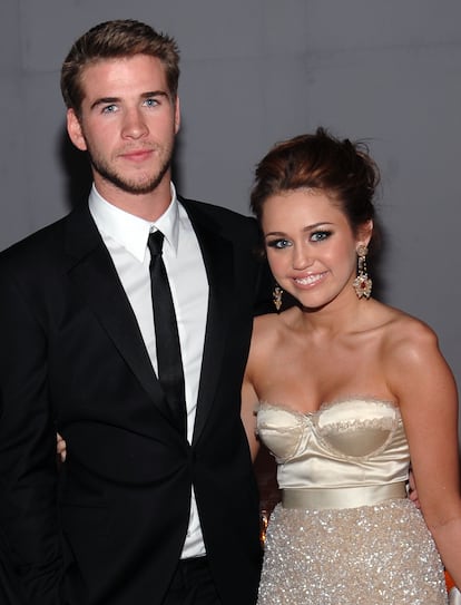 Miley Cyrus y Liam Hemsworth en una de las fiestas de los Oscar de 2010