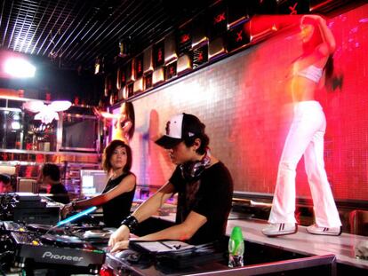 Pinchadiscos en la discoteca Baby Rich de Shanghái (China).