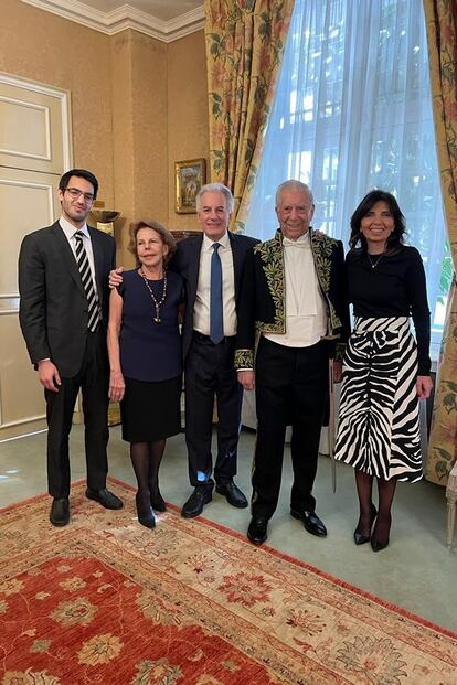 Mario Vargas Llosa posa junto a su hijo Álvaro Vargas-Llosa (en el centro), su exmujer Patricia Llosa (segunda por la izquierda) este jueves, momentos antes de convertirse en el primer escritor en español en ingresar a la Academia Francesa.