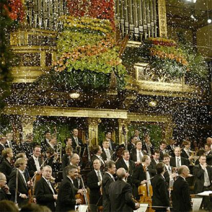 Un grupo de músicos de la Orquesta Filarmónica de Viena, en el tradicional concierto de Año Nuevo de 2004.